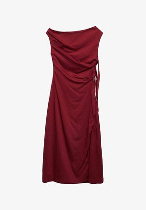 Abito bordeaux con scollatura drappeggiata, dettaglio con fiocco in vita e silhouette fluida realizzato in tessuto leggero.