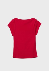 T-shirt rouge à manches courtes pour enfant avec un large col rond, vu de dos sur un fond gris clair uni.