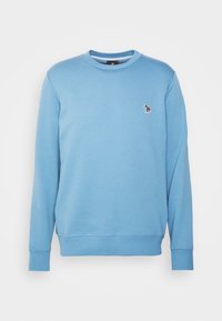 Felpa azzurra chiara con collo tondo realizzata in misto cotone, dotata di polsini e orlo a coste. Piccolo logo ricamato sul petto.
