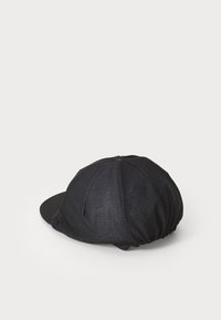 Boné preto feito de material de malha com topo arredondado e aba plana. Apresenta um detalhe de elástico na parte de trás para ajuste.