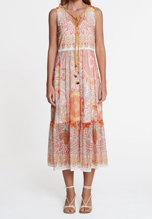 Robe longue en tissu léger avec un motif coloré et complexe incluant des accents orange, rose et teal. Encolure en V et ourlet à volants.