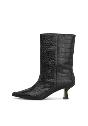 Bota negra para mujer hasta media pantorrilla con textura de cocodrilo, punta puntiaguda y tacón kitten bajo con detalle metálico.