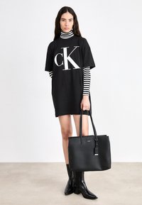 Calvin Klein MUST MEDIUM - Cabas - black