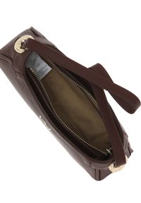 Borsa in pelle bordeaux con una superficie liscia, dettagli in oro, chiusura con zip e un interno spazioso.