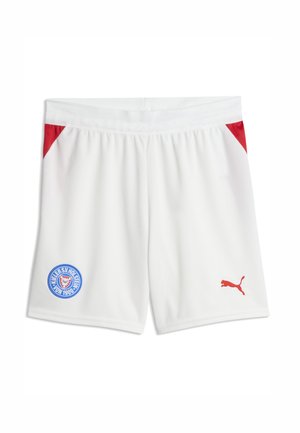 Białe szorty sportowe z czerwonymi akcentami w narożnikach, z niebiesko-białym logo Kieler SV Holstein po lewej i czerwonym logo Puma po prawej.