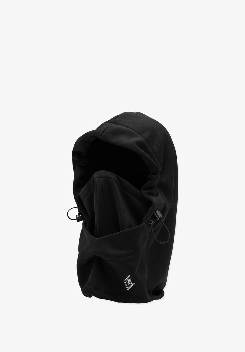 Musta fleece-balaclava hupparilla. Varustettu säädettävällä nyörillä, pehmeällä tekstuurilla ja logotietolla alaosassa. Kasvojen ei näy.