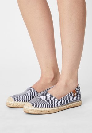 Espadrilles rayées avec un motif bleu marine et blanc, semelles en jute et accents en cuir. Elles présentent une tige en toile douce et des côtés élastiques.