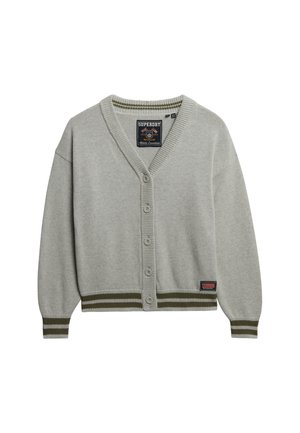 Cardigan gris clair avec un col en V, cinq boutons, poignets et ourlet côtelés en vert foncé, fabriqué à partir d'un matériau doux et texturé. Présente une étiquette de marque.