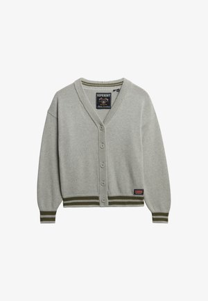 Cardigan grigio chiaro con scollatura a V, cinque bottoni, polsini e orlo a coste di colore verde scuro, realizzato in un materiale morbido e texturizzato. Presenta un'etichetta del marchio.