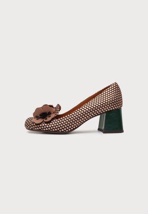 Chaussure à talon bas bloc avec un motif à pois rose et noir et une grande décoration florale marron à l'avant.