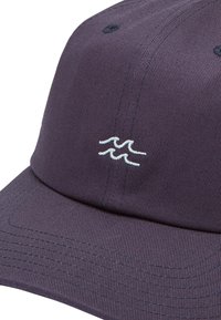 Lila Kappe aus strukturiertem Stoff, mit einem vorn gestickten Wellenlogo in Hellblau. Sechspanel-Design mit Belüftungsöhrchen.