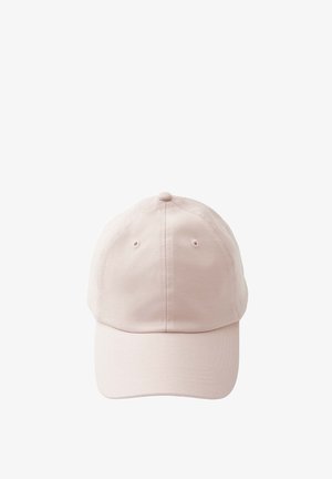 Jasnoróżowa bawełniana czapka z daszkiem baseballowym z zaokrąglonym daszkiem, guzikiem na szczycie i dwoma otworami wentylacyjnymi na przednich panelach na białym tle.