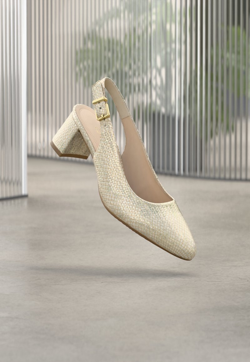 Μπεζ γόβες με λουράκι πίσω, με υφαντή υφή, τετράγωνη μύτη και χοντρό τακούνι. Διαθέτουν χρυσή αγκράφα στο λουρί.