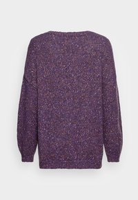 Lila stickad tröja med en texturerad yta, med långa ärmar och rundad hals. Tyget innehåller inslag av orange och vitt.