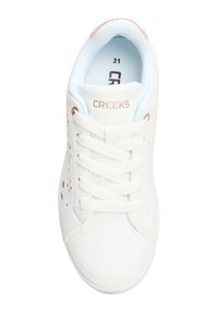 Sneaker bianco con accenti rosa, dotata di design con lacci, dettaglio laterale perforato e colletto imbottito per il comfort. Taglia 31.