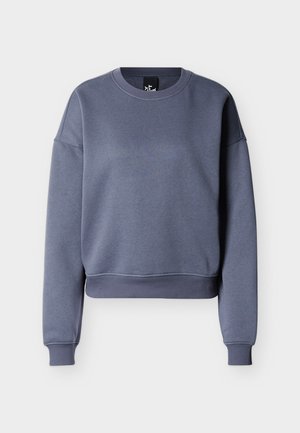 Enkel blå crewneck-genser med lange ermer og ribbestrikkede mansjetter, nederkant og hals på hvit bakgrunn.