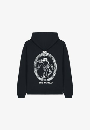 Sudadera negra con un gran gráfico blanco de una figura dentro de un borde circular ornamentado, con el texto "EL MUNDO" debajo del diseño.