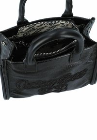 Borsa a mano in pelle nera con finitura testurizzata, doppi manici, chiusura con cerniera, fodera interna decorata e design in rilievo sull'esterno.