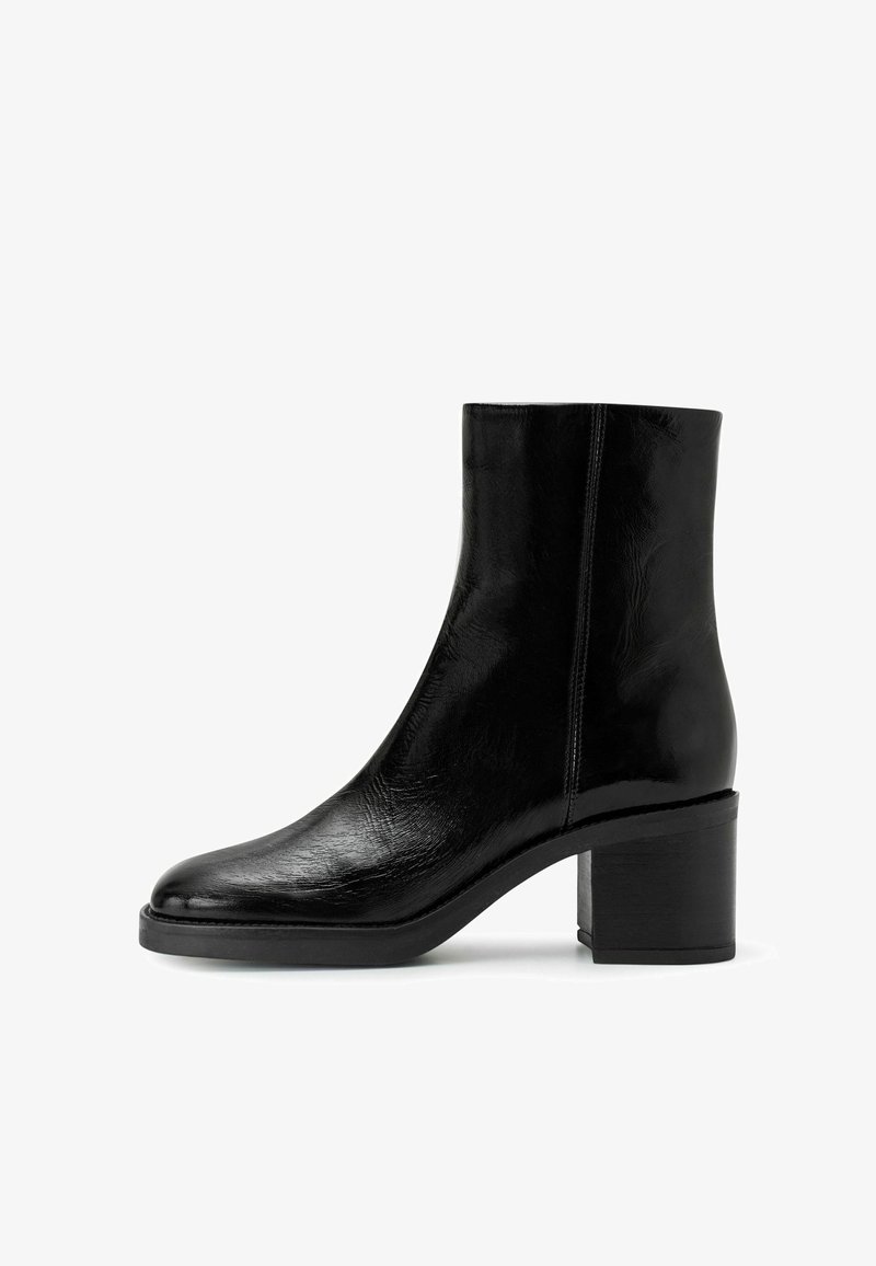 Czarny skórzany botek za kostkę o eleganckim wzornictwie, okrągłym nosku i średniej wysokości słupku, z gładką, błyszczącą teksturą i minimalnym przeszyciem.