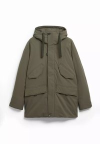 Olijfgroene parka-jack van gladde stof, met een capuchon, twee borstzakken en twee grote onderzakken met klepsluitingen.