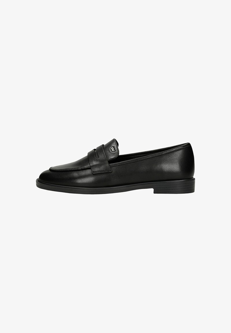 Μαύρο δερμάτινο loafer χωρίς κορδόνια με χαμηλό τακούνι και διακοσμητικό λουράκι στο πάνω μέρος με μικρό μεταλλικό λογότυπο.