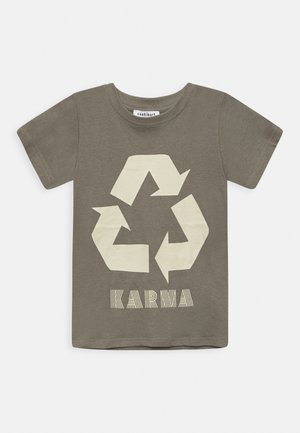 T-shirt enfant à manches courtes de couleur vert olive avec un grand symbole de recyclage crème et le mot "KARMA" en dessous.