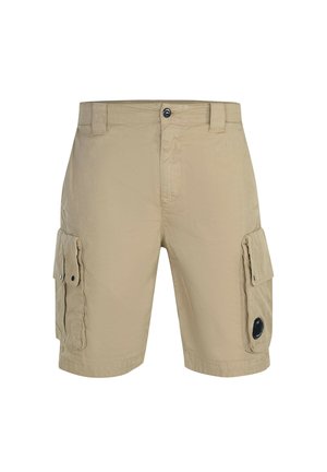 Pantaloncini cargo beige con chiusura a bottoni, passanti per cintura e grandi tasche con patta su entrambi i lati, una con dettaglio circolare nero.