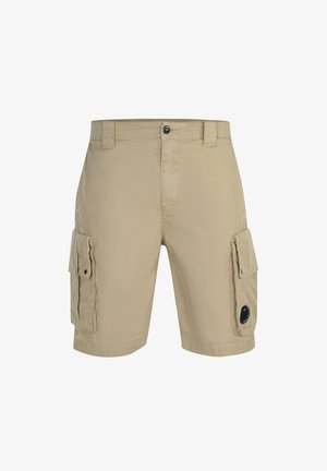 Pantaloncini cargo beige con chiusura a bottoni, passanti per cintura e grandi tasche con patta su entrambi i lati, una con dettaglio circolare nero.