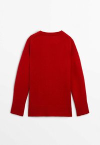 Pull en maille rouge avec des manches longues, un col rond et un ourlet côtelé. Texture douce et couleur unie, sans motifs ni accents visibles.
