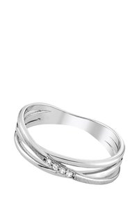 Bague en argent avec des anneaux entrelacés, présentant une finition texturée et quatre pierres claires serties en ligne. Surface intérieure lisse pour plus de confort.