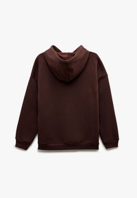 Bruine hoodie van zacht, gestructureerd stof. Voorzien van een capuchon, lange mouwen en ribgebreide manchetten en onderkant. Eenvoudig ontwerp, geen patronen of accenten.