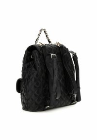 Sac à dos en cuir matelassé noir avec des accents en chaîne argentée, bretelles réglables et finition lisse. Comprend une poignée supérieure et des détails à boucle.