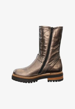 Metalen bronzen enkelboot met een zijrits, gladde lederen textuur, stevige rubberen zool en contrasterende bruine gestapelde hak.