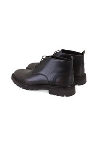 Bottines en cuir noir avec une finition lisse, bout arrondi, design à lacets et semelle en caoutchouc robuste, avec des détails de coutures subtils.