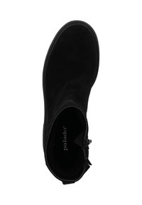 Stivaletto alla caviglia nero in morbido suede, con punta tonda e chiusura a cerniera laterale. Interno con etichetta "Palado". Tacco basso.