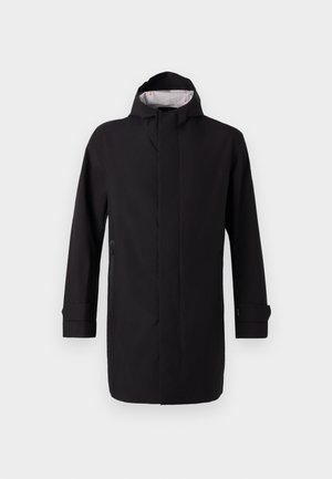 Abrigo negro impermeable con un cuello alto, mangas largas y un corte recto. Cuenta con un cierre frontal y bolsillos laterales. El interior tiene un forro con un patrón.