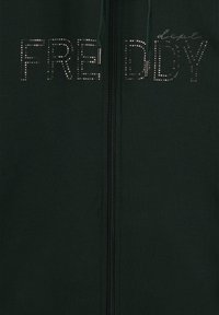 Felpa zip nera con dettagli in strass argento che scrivono "FREDDY." Presenta una cerniera metallica e un cordino sul cappuccio.