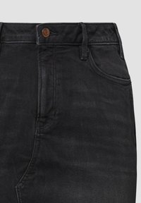 Zwarte denim jeans met een klassieke pasvorm, vijf zakken, een koperen knoopsluiting en een elegante textuur met subtiele stikseldetails.