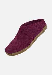 Pantoufle en feutre bourgogne avec un bout arrondi, un dos ouvert et une semelle texturée couleur tan. Design simple sans éléments matériels visibles ni motifs.