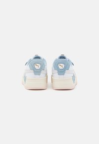 Vita sneakers med ljusblå accenter, texturerade overlay och en klumpig krämfärgad sula. Har logotypdetalj på hälen och en vadderad krage.