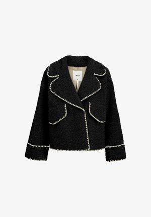 Schwarze Jacke aus strukturiertem Stoff mit weißen Akzenten. Zu den Merkmalen gehören ein Reverskragen, zwei Vordertaschen und ein cropped Design.
