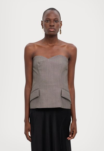 Grijs en bruin gestreept strapless top met een sweetheart halslijn, voorzien van twee voorzakken en afgewerkt met contrasterende bies.