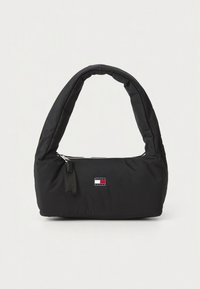 Borsa nera in tessuto morbido con manico curvo imbottito e piccola targhetta rettangolare con logo al centro anteriore.