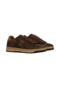 Baskets en suède marron avec une finition texturée, un design à lacets et des accents beige. Elles disposent d'une semelle en caoutchouc et d'un branding discret sur le côté.