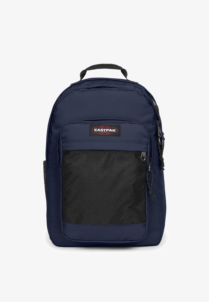 Sac à dos Eastpak bleu marine avec une poche avant en maille noire et une poignée supérieure, vu de face sur un fond blanc.