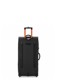 Maleta negra con ruedas y un mango telescópico naranja, con una superficie texturizada, detalle de logotipo y dos asas laterales para facilitar el levantamiento.