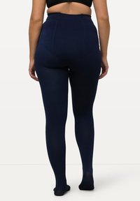 Tamsiai mėlynos, aukštu liemeniu legging'os su lygiu paviršiumi, pilno ilgio, be matomų siūlių. Sukurta patogumui ir dengiamosioms savybėms.