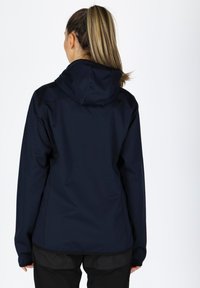 Navyblau wasserdichte Jacke mit Kapuze, ausgestattet mit glatter Textur, langen Ärmeln und kontrastierenden Nähten, die für den Einsatz im Freien konzipiert ist.