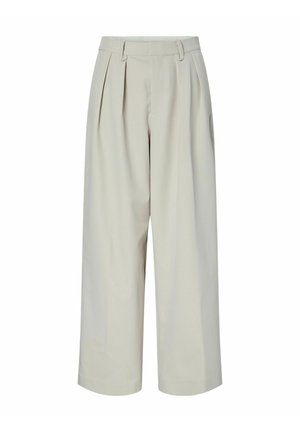 Pantaloni beige a vita alta con gamba larga, passanti per cintura, pieghe frontali e un design pulito e sartoriale su sfondo bianco.