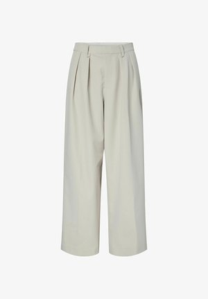 Pantaloni beige a vita alta con gamba larga, passanti per cintura, pieghe frontali e un design pulito e sartoriale su sfondo bianco.